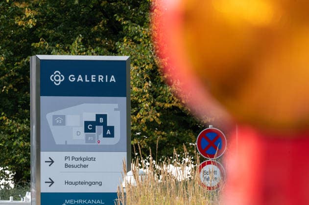 The GALERIA department store chain has filed for bankruptcy for the fourth time; feature, background image, stock photo, construction site barriers, warning lights, at the former Galeria corporate headquarters in Essen, October 2, 2026