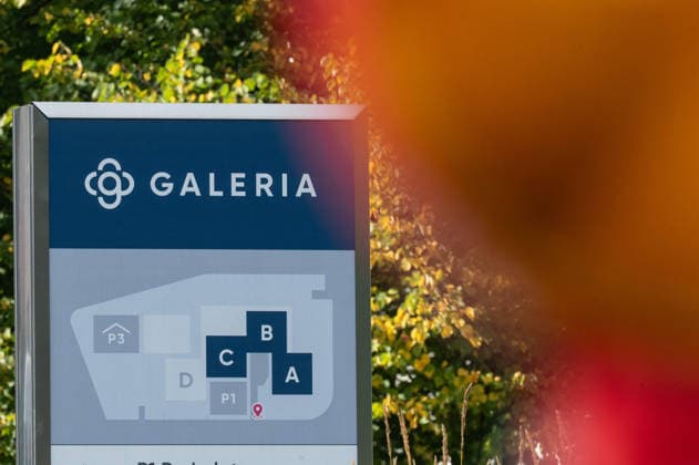 The GALERIA department store chain has filed for bankruptcy for the fourth time; feature, background image, stock photo, construction site barriers, warning lights, at the former Galeria corporate headquarters in Essen, October 2, 2026
