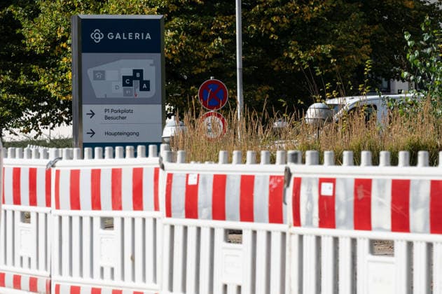 The GALERIA department store chain has filed for bankruptcy for the fourth time; feature, background image, stock photo, construction site barriers, signal lights, at the former Galeria corporate headquarters in Essen, October 2, 2026