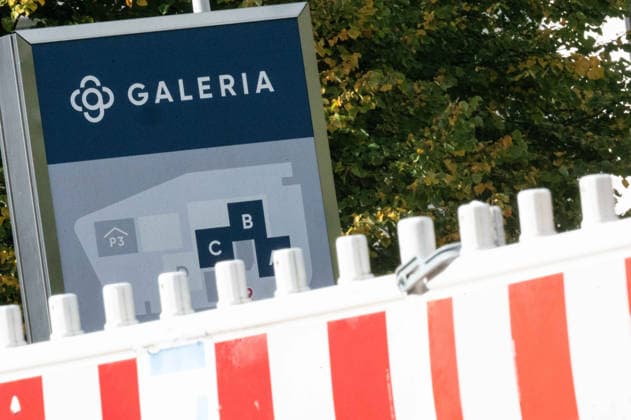 The GALERIA department store chain has filed for bankruptcy for the fourth time; feature, background image, stock photo, construction site barriers, signal lights, at the former Galeria corporate headquarters in Essen, October 2, 2026