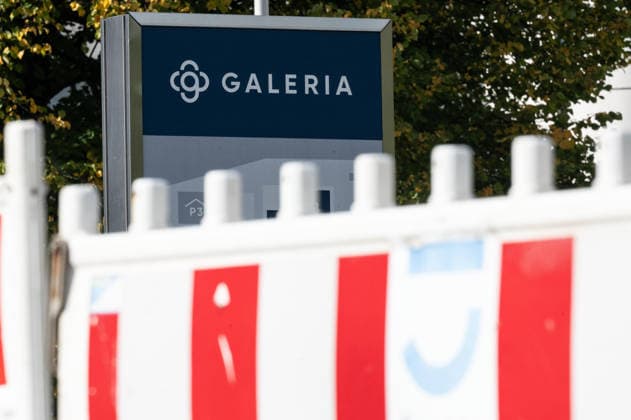 The GALERIA department store chain has filed for bankruptcy for the fourth time; feature, background image, stock photo, construction site barriers, signal lights, at the former Galeria corporate headquarters in Essen, October 2, 2026