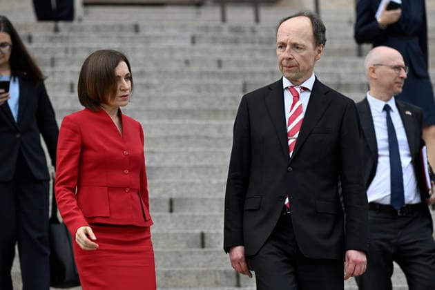 LKS 20261002 Moldovan President Maia Sandu and Speaker of the Finnish Parliament Jussi Halla-aho leaving the Finnish Parliament House in Helsinki, Finland, on October 2, 2026. President Sandu pays a working visit to Finland. - EMMI KORHONEN Helsinki Finland Copyright: xEmmixKorhonenx 4_mKm5LwPtI
