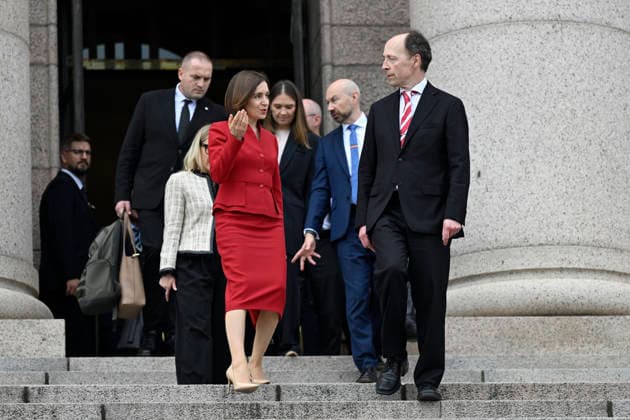 LKS 20261002 Moldovan President Maia Sandu and Speaker of the Finnish Parliament Jussi Halla-aho leaving the Finnish Parliament House in Helsinki, Finland, on October 2, 2026. President Sandu pays a working visit to Finland. - EMMI KORHONEN Helsinki Finland Copyright: xEmmixKorhonenx MFsRaC1-4Yw