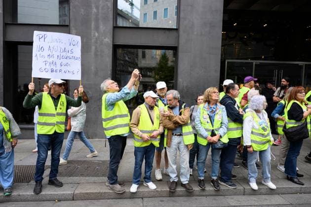 October 2, 2026, Madrid, Spain: MADRID, SPAIN, OCTOBER 2, 2026: Members and supporters of the Sindicato de Inquilinas e Inquilinos de Madrid take part in a demonstration outside the Congress of Deputies as lawmakers debate and vote on two government housing decrees aimed at strengthening tenant protections and increasing affordable housing supply. Madrid Spain  - ZUMAq101 20261002_zna_q101_031 Copyright: xTomasxCallex