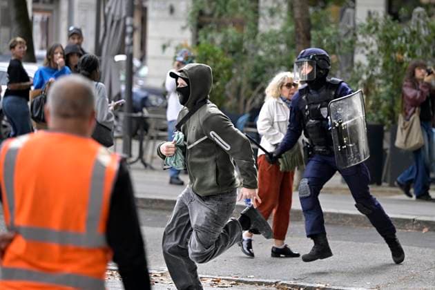 High School Student Protest in Lyon’s 6th Arrondissement PHOTOPQR LE PROGRES Joël PHILIPPON Lyon 6th Arrondissement October 2, 2026 High School Student Protest in Lyon’s 6th Arrondissement Here, a protester is being chased by a CRS officer High School Student Protest in Lyon’s 6th arrnear the Edouard Herriot High School France Fires have broken out at several schools in France as students protest by blocking access to educational institutions nationwide over school funding and learning conditions Lyon 6th Arrondissement Rhône Rhône-Alpes France  Copyright: xPHOTOPQR LExPROGRES MAXPPPxJoëlxPHILIPPONx 20261002LPL1377 20261002LPL1377