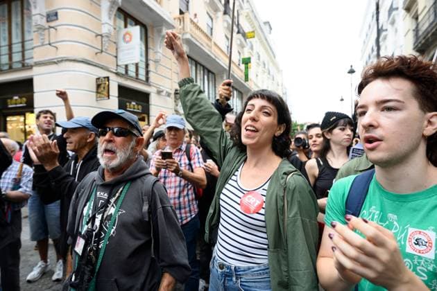 October 2, 2026, Madrid, Spain: MADRID, SPAIN, OCTOBER 2, 2026: Members and supporters of the Sindicato de Inquilinas e Inquilinos de Madrid take part in a demonstration outside the Congress of Deputies as lawmakers debate and vote on two government housing decrees aimed at strengthening tenant protections and increasing affordable housing supply. Madrid Spain - ZUMAq101 20261002_zna_q101_029 Copyright: xTomasxCallex