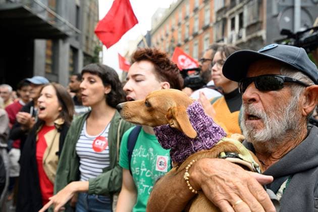 October 2, 2026, Madrid, Spain: MADRID, SPAIN, OCTOBER 2, 2026: Members and supporters of the Sindicato de Inquilinas e Inquilinos de Madrid take part in a demonstration outside the Congress of Deputies as lawmakers debate and vote on two government housing decrees aimed at strengthening tenant protections and increasing affordable housing supply. Madrid Spain - ZUMAq101 20261002_zna_q101_032 Copyright: xTomasxCallex
