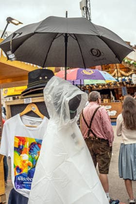 Oktoberfest Enjoys Good Weather Until the Very End; Umbrellas and Rain Ponchos Remain Slow-Sellers Among Oktoberfest Souvenirs Even on Friday, Munich, October 2, 2026, Germany, Munich, October 2, 2026, Oktoberfest enjoys good weather until the very en