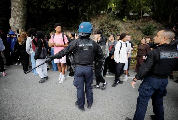 Blockade at Goscinny High School in Drap 06 PHOTOPQR NICE MATIN Dylan Meiffret Drap October 2, 2026 Blockade at Goscinny High School in Drap, France Fires have broken out at several schools in France, as students protest by blockading educational institutions nationwide over school funding and learning conditions Drap, France  Copyright: xPHOTOPQR NICExMATIN MAXPPPxDylanxMeiffretx 20261002NIM1398 20261002NIM1398