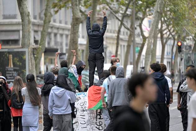 High School Student Protest in Lyon’s 6th Arrondissement PHOTOPQR LE PROGRES Joël PHILIPPON Lyon 6th Arrondissement October 2, 2026 High School Student Protest in Lyon’s 6th Arrondissement Cours Roosevelt blocked by barricades High School Student Protest in Lyon’s 6th Arrnear the Edouard Herriot High School France Fires have broken out at several schools in France as students protest by blocking access to educational institutions nationwide over school funding and learning conditions Lyon 6th District Rhône Rhône-Alpes France  Copyright: xPHOTOPQR LExPROGRES MAXPPPxJoëlxPHILIPPONx 20261002LPL1393 20261002LPL1393