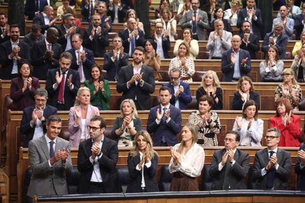 Congress Votes on Housing Decrees Prime Minister Pedro Sánchez receives applause from the Socialist bench during a plenary session in the Congress of Deputies on October 2, 2026, in Madrid, Spain. Congress is voting today on whether to ratify or repeal the two Royal Decrees on housing issued by the government this week in the Official State Gazette (BOE). Specifically, these are Royal Decree-Law 26 2026, dated September 29, which adopts urgent measures to protect the social function of housing and expand the supply of affordable housing, and Royal Decree-Law 27 2026, dated September 29, adopting urgent measures to strengthen the stability of lease agreements for primary residences. OCTOBER 2, 2026 Madrid, Madrid, Spain Copyright: xEduardoxParrax 7815440