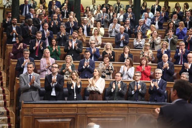 Congress Votes on Housing Decrees Prime Minister Pedro Sánchez receives applause from the Socialist bench during a plenary session in the Congress of Deputies on October 2, 2026, in Madrid, Spain. Congress is voting today on whether to ratify or repeal the two Royal Decrees on housing issued by the government this week in the Official State Gazette (BOE). Specifically, these are Royal Decree-Law 26 2026, dated September 29, which adopts urgent measures to protect the social function of housing and expand the supply of affordable housing, and Royal Decree-Law 27 2026, dated September 29, adopting urgent measures to strengthen the stability of lease agreements for primary residences. OCTOBER 2, 2026 Madrid, Madrid, Spain Copyright: xEduardoxParrax 7815442