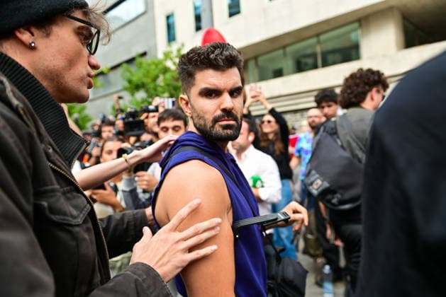 October 2, 2026, Madrid, Madrid, SPAIN: Housing activists and demonstrators confront far-right YouTubers during a protest outside the Spanish Congress of Deputies in Madrid, Spain, on October 2, 2026. The content creators are urged to leave the demonstration amid verbal confrontations with protesters, who object to their presence and recording activities. The protest, organized by the Sindicato de Inquilinas e Inquilinos de Madrid, takes place during the parliamentary vote on two housing decrees concerning tenant protection and affordable housing. Madrid SPAIN - ZUMAz108 20261002_znp_z108_040 Copyright: xRichardxZubelzux