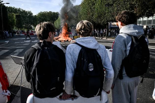 HIGH SCHOOL STUDENT PROTEST PHOTOPQR OUEST FRANCE Martin ROCHE Caen October 2, 2026 This Friday, October 2, 2026, several hundred high school students gathered to block access to Malherbe High School in Caen, Calvados, Normandy. The students are protesting against overloaded class schedules, the cell phone policy, the Parcoursup college admissions system, police violence against their classmates, and the government’s lack of funding for the national education system. Photographer: Martin ROCHE, Ouest France, France. Fires have broken out at several schools in France as students protest by blockading educational institutions nationwide over school funding and learning conditions. Caen, FRANCE, France Copyright: xPHOTOPQR OUESTxFRANCE MAXPPPxMartinxROCHEx 20261002OFR1464 20261002OFR1464