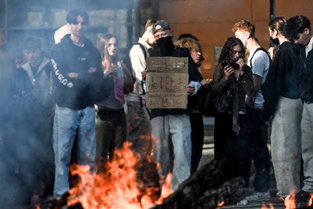 HIGH SCHOOL STUDENT PROTEST PHOTOPQR OUEST FRANCE Martin ROCHE Caen October 2, 2026 This Friday, October 2, 2026, several hundred high school students gathered to block access to Malherbe High School in Caen, Calvados, Normandy. The students are protesting against overloaded class schedules, the cell phone policy, the Parcoursup college admissions system, police violence against their classmates, and the government’s lack of funding for the national education system. Photographer: Martin ROCHE, Ouest France, France. Fires have broken out at several schools in France as students protest by blockading educational institutions nationwide over school funding and learning conditions. Caen, FRANCE, France Copyright: xPHOTOPQR OUESTxFRANCE MAXPPPxMartinxROCHEx 20261002OFR1474 20261002OFR1474