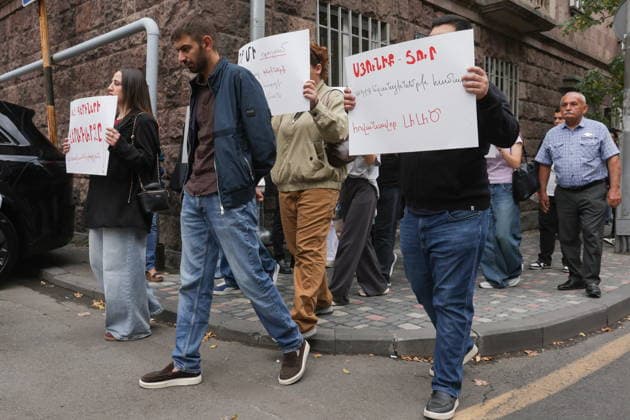 ARMENIA, YEREVAN - OCTOBER 2, 2026: People protest near the building of the Armenian National Security Service. On October 1, an Azerbaijanian soldier shot at and wounded a woman in a leg in Syunik Province Yerevan Armenia - ZUMAt113 20261002_zaa_t113_250 Copyright: xAlexanderxPatrinx