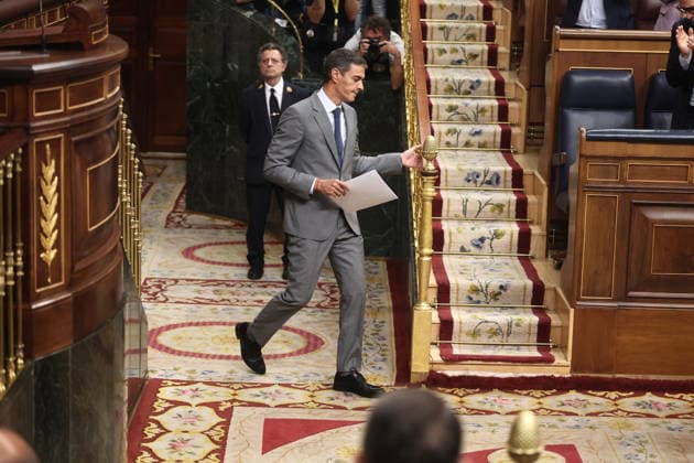 Congress Votes on Housing Decrees Prime Minister Pedro Sánchez receives applause from the Socialist bench during a plenary session in the Congress of Deputies on October 2, 2026, in Madrid, Spain. Congress is voting today on whether to ratify or repeal the two Royal Decrees on housing issued by the government this week in the Official State Gazette (BOE). Specifically, these are Royal Decree-Law 26 2026, dated September 29, which adopts urgent measures to protect the social function of housing and expand the supply of affordable housing, and Royal Decree-Law 27 2026, dated September 29, adopting urgent measures to strengthen the stability of lease agreements for primary residences. OCTOBER 2, 2026 Madrid, Madrid, Spain Copyright: xEduardoxParrax 7815447