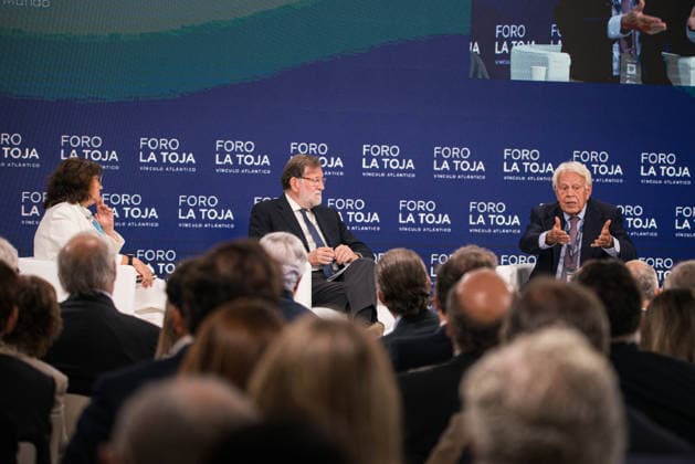 Second day of the La Toja Vínculo Atlántico Forum: Former Prime Ministers Mariano Rajoy (center) and Felipe González (right) during the La Toja Vínculo Atlántico Forum on October 2, 2026, in O Grove, Pontevedra, Galicia, Spain. The La Toja Vínculo Atlántico Forum is a renowned annual forum for debate and reflection focused on the defense of liberal democracy, the Atlantic partnership, and international cooperation. Founded in 2019 on the initiative of Josep Piqué, Amancio López Seijas, and the Hotusa Group, it brings together prominent political and business leaders, academics, and representatives of civil society on the island of La Toja. OCTOBER 2, 2026 Elena Ferná O Grove, Pontevedra, Galicia O Grove, Pontevedra, Galicia, Spain Copyright: xElenaxFernandezx 7815465