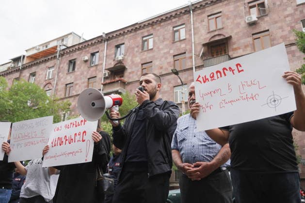 ARMENIA, YEREVAN - OCTOBER 2, 2026: People protest near the building of the Armenian National Security Service. On October 1, an Azerbaijanian soldier shot at and wounded a woman in a leg in Syunik Province Yerevan Armenia - ZUMAt113 20261002_zaa_t113_251 Copyright: xAlexanderxPatrinx