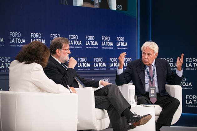 Second day of the La Toja Vínculo Atlántico Forum: Former Prime Ministers Mariano Rajoy (center) and Felipe González (right) during the La Toja Vínculo Atlántico Forum on October 2, 2026, in O Grove, Pontevedra, Galicia, Spain. The La Toja Vínculo Atlántico Forum is a renowned annual forum for debate and reflection focused on the defense of liberal democracy, the Atlantic partnership, and international cooperation. Founded in 2019 on the initiative of Josep Piqué, Amancio López Seijas, and the Hotusa Group, it brings together prominent political and business leaders, academics, and representatives of civil society on the island of La Toja. OCTOBER 2, 2026 Elena Ferná O Grove, Pontevedra, Galicia O Grove, Pontevedra, Galicia, Spain Copyright: xElenaxFernandezx 7815466
