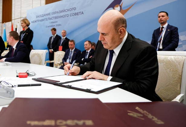 BELARUS, MINSK - OCTOBER 2, 2026: Mikhail Mishustin, Russia s Prime Minister, signs final documents during an expanded meeting of the Eurasian Intergovernmental Council Minsk Belarus  - ZUMAt113 20261002_zaa_t113_269 Copyright: xDmitryxAstakhovx