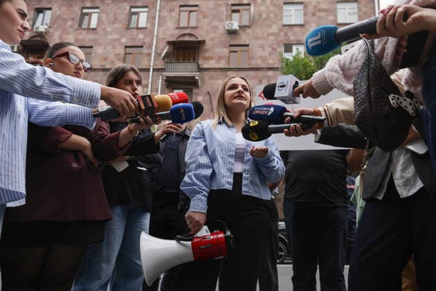 ARMENIA, YEREVAN - OCTOBER 2, 2026: People protest near the building of the Armenian National Security Service. On October 1, an Azerbaijanian soldier shot at and wounded a woman in a leg in Syunik Province Yerevan Armenia - ZUMAt113 20261002_zaa_t113_272 Copyright: xAlexanderxPatrinx