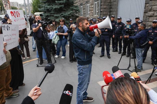 ARMENIA, YEREVAN - OCTOBER 2, 2026: People protest near the building of the Armenian National Security Service. On October 1, an Azerbaijanian soldier shot at and wounded a woman in a leg in Syunik Province Yerevan Armenia - ZUMAt113 20261002_zaa_t113_273 Copyright: xAlexanderxPatrinx