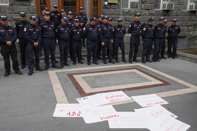 ARMENIA, YEREVAN - OCTOBER 2, 2026: Policemen are seen during protests outside the building of the Armenian National Security Service. On October 1, an Azerbaijanian soldier shot at and wounded a woman in a leg in Syunik Province. Alexander Patrin TASS  98668686