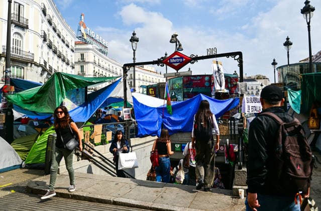 October 2, 2026, Madrid, Madrid, SPAIN: People continue to occupy Madrid s Puerta del Sol on the sixth consecutive day of an open-ended protest camp demanding access to affordable housing and denouncing the difficulties faced by residents in the current housing crisis. Protesters remain in the square, where the camp has become a visible symbol of the housing movement in the Spanish capital. Madrid SPAIN  - ZUMAz108 20261002_znp_z108_048 Copyright: xRichardxZubelzux