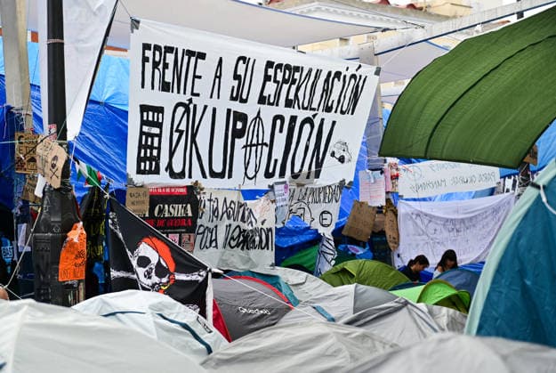 October 2, 2026, Madrid, Madrid, SPAIN: People continue to occupy Madrid s Puerta del Sol on the sixth consecutive day of an open-ended protest camp demanding access to affordable housing and denouncing the difficulties faced by residents in the current housing crisis. Protesters remain in the square, where the camp has become a visible symbol of the housing movement in the Spanish capital. Madrid SPAIN  - ZUMAz108 20261002_znp_z108_049 Copyright: xRichardxZubelzux