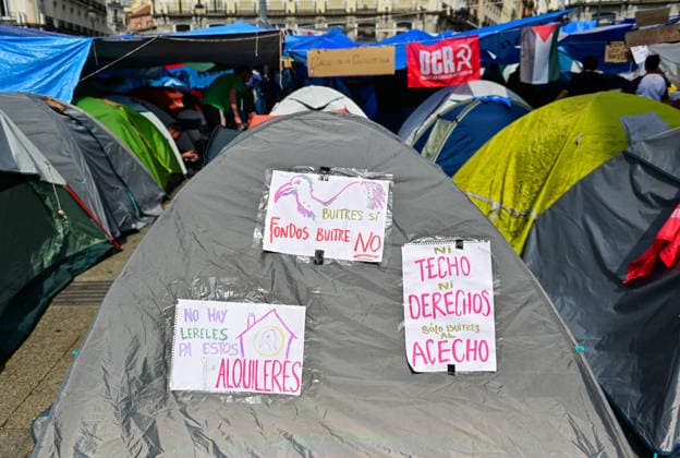 October 2, 2026, Madrid, Madrid, SPAIN: People continue to occupy Madrid s Puerta del Sol on the sixth consecutive day of an open-ended protest camp demanding access to affordable housing and denouncing the difficulties faced by residents in the current housing crisis. Protesters remain in the square, where the camp has become a visible symbol of the housing movement in the Spanish capital. Madrid SPAIN - ZUMAz108 20261002_znp_z108_051 Copyright: xRichardxZubelzux