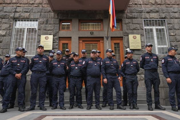 ARMENIA, YEREVAN - OCTOBER 2, 2026: Policemen are seen during protests outside the building of the Armenian National Security Service. On October 1, an Azerbaijanian soldier shot at and wounded a woman in a leg in Syunik Province Yerevan Armenia  - ZUMAt113 20261002_zaa_t113_293 Copyright: xAlexanderxPatrinx