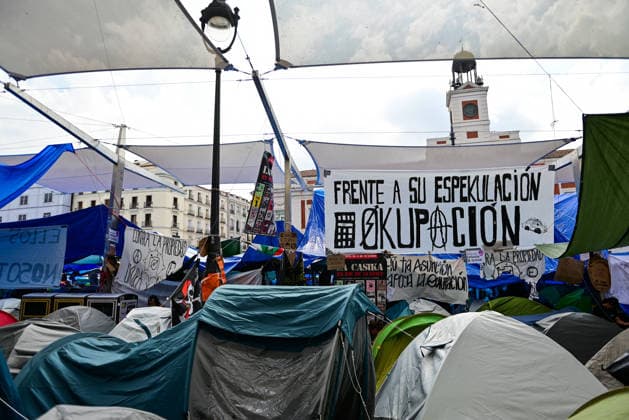 October 2, 2026, Madrid, Madrid, SPAIN: People continue to occupy Madrid s Puerta del Sol on the sixth consecutive day of an open-ended protest camp demanding access to affordable housing and denouncing the difficulties faced by residents in the current housing crisis. Protesters remain in the square, where the camp has become a visible symbol of the housing movement in the Spanish capital. Madrid SPAIN - ZUMAz108 20261002_znp_z108_044 Copyright: xRichardxZubelzux