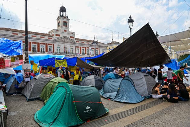 October 2, 2026, Madrid, Madrid, SPAIN: People continue to occupy Madrid s Puerta del Sol on the sixth consecutive day of an open-ended protest camp demanding access to affordable housing and denouncing the difficulties faced by residents in the current housing crisis. Protesters remain in the square, where the camp has become a visible symbol of the housing movement in the Spanish capital. Madrid SPAIN - ZUMAz108 20261002_znp_z108_045 Copyright: xRichardxZubelzux