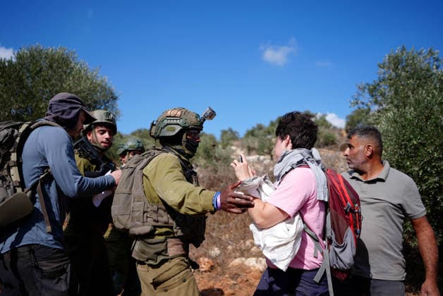 Israeli settlers intervene against Palestinians olive-picking event in Nablus town NABLUS, WEST BANK, PALESTINE - OCTOBER 02: Israeli settlers, under the protection of Israeli forces, intervene against an olive-picking event organized by Palestinians and a group of activists in the town of Beita, in Nablus, West Bank, Palestine on October 02, 2026. Issam Rimawi Anadolu Nablus West Bank. Editorial use only. Please get in touch for any other usage.  Copyright: x2026xAnadoluxIssamxRimawix