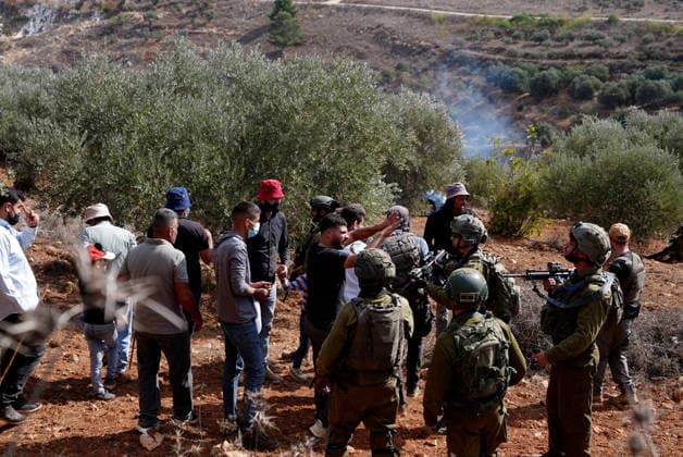 Israeli settlers intervene against Palestinians olive-picking event in Nablus town NABLUS, WEST BANK, PALESTINE - OCTOBER 02: Israeli settlers, under the protection of Israeli forces, intervene against an olive-picking event organized by Palestinians and a group of activists in the town of Beita, in Nablus, West Bank, Palestine on October 02, 2026. Issam Rimawi Anadolu Nablus West Bank. Editorial use only. Please get in touch for any other usage.  Copyright: x2026xAnadoluxIssamxRimawix