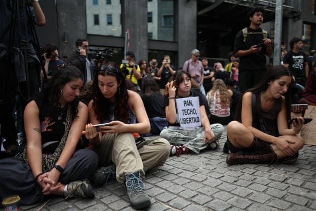 Protests Outside Congress Ahead of the Vote on Housing Decrees Several people follow the vote in Congress on their cell phones during a protest outside the Congress of Deputies on October 2, 2026, in Madrid, Spain. The Madrid Tenants’ Union has called for a protest outside the Congress of Deputies to demand a vote in favor of the two housing decrees proposed by the government this week. OCTOBER 2, 2026. Alejandro Martínez Vé. Madrid, Madrid, Spain. Copyright: xAlejandroxMartinezxVÃ lezx 7815513
