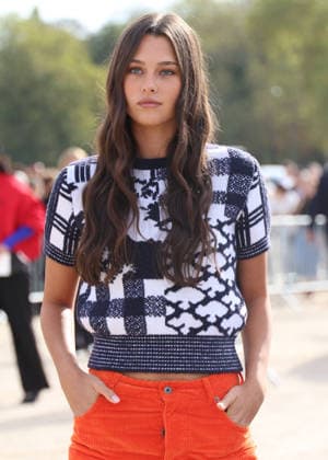 Beau Gadsdon arrives at the Loewe Women’s Ready-to-Wear Spring Summer 2027 show during Paris Fashion Week (PFW) on the Esplanade Saint-Louis in Paris, France, on October 2, 2026. Denis Guignebourg, Bestimage. Arrivals at the Loewe Women’s Ready-to-Wear Spring Summer 2027 show as part of Paris Fashion Week on October 2, 2026, in Paris, France. Paris, France Copyright: xDenisxGuignebourgx xBestimagexDenisxGuignebourgx xBestimagex