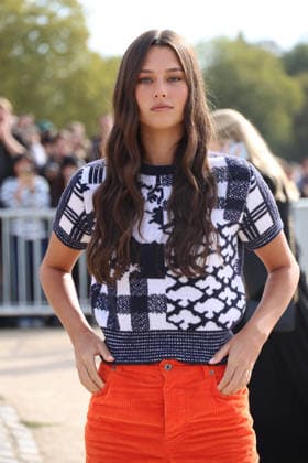 Beau Gadsdon arrives at the Loewe Women’s Ready-to-Wear Spring Summer 2027 show during Paris Fashion Week (PFW) on the Esplanade Saint-Louis in Paris, France, on October 2, 2026. Denis Guignebourg, Bestimage. Arrivals at the Loewe Women’s Ready-to-Wear Spring Summer 2027 show as part of Paris Fashion Week on October 2, 2026, in Paris, France. Paris, France Copyright: xDenisxGuignebourgx xBestimagexDenisxGuignebourgx xBestimagex
