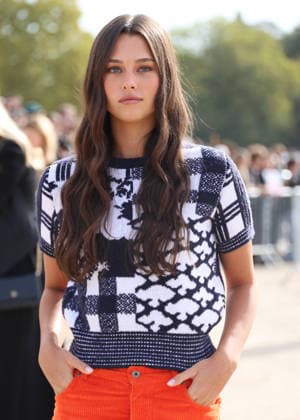 Beau Gadsdon arrives at the Loewe Women’s Ready-to-Wear Spring Summer 2027 show during Paris Fashion Week (PFW) on the Esplanade Saint-Louis in Paris, France, on October 2, 2026. Denis Guignebourg, Bestimage. Arrivals at the Loewe Women’s Ready-to-Wear Spring Summer 2027 show as part of Paris Fashion Week on October 2, 2026, in Paris, France. Paris, France Copyright: xDenisxGuignebourgx xBestimagexDenisxGuignebourgx xBestimagex