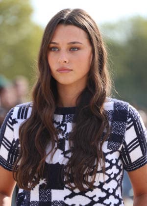 Beau Gadsdon arrives at the Loewe Women’s Ready-to-Wear Spring Summer 2027 show during Paris Fashion Week (PFW) on the Esplanade Saint-Louis in Paris, France, on October 2, 2026. Denis Guignebourg, Bestimage. Arrivals at the Loewe Women’s Ready-to-Wear Spring Summer 2027 show as part of Paris Fashion Week on October 2, 2026, in Paris, France. Paris, France Copyright: xDenisxGuignebourgx xBestimagexDenisxGuignebourgx xBestimagex