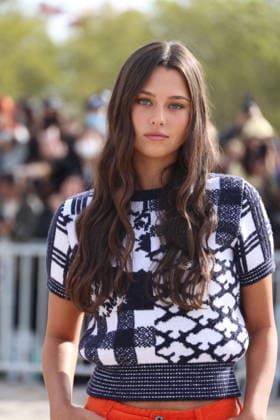 Beau Gadsdon arrives at the Loewe Women’s Ready-to-Wear Spring Summer 2027 show during Paris Fashion Week (PFW) on the Esplanade Saint-Louis in Paris, France, on October 2, 2026. Denis Guignebourg, Bestimage. Arrivals at the Loewe Women’s Ready-to-Wear Spring Summer 2027 show as part of Paris Fashion Week on October 2, 2026, in Paris, France. Paris, France Copyright: xDenisxGuignebourgx xBestimagexDenisxGuignebourgx xBestimagex
