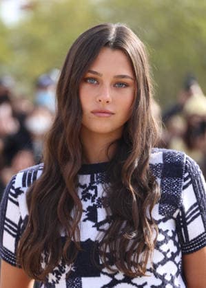 Beau Gadsdon arrives at the Loewe Women’s Ready-to-Wear Spring Summer 2027 show during Paris Fashion Week (PFW) on the Esplanade Saint-Louis in Paris, France, on October 2, 2026. Denis Guignebourg, Bestimage. Arrivals at the Loewe Women’s Ready-to-Wear Spring Summer 2027 show as part of Paris Fashion Week on October 2, 2026, in Paris, France. Paris, France Copyright: xDenisxGuignebourgx xBestimagexDenisxGuignebourgx xBestimagex