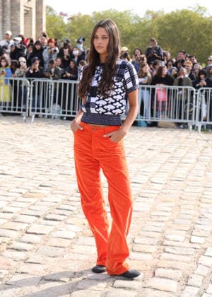 Beau Gadsdon arrives at the Loewe Women’s Ready-to-Wear Spring Summer 2027 show during Paris Fashion Week (PFW) on the Esplanade Saint-Louis in Paris, France, on October 2, 2026. Denis Guignebourg, Bestimage. Arrivals at the Loewe Women’s Ready-to-Wear Spring Summer 2027 show as part of Paris Fashion Week on October 2, 2026, in Paris, France. Paris, France Copyright: xDenisxGuignebourgx xBestimagexDenisxGuignebourgx xBestimagex