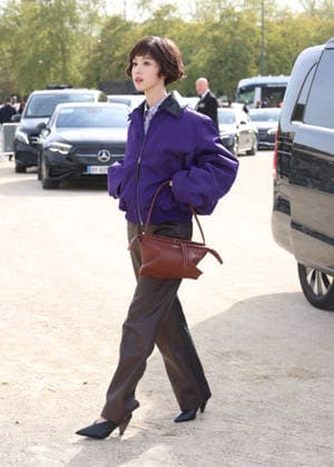Chen Duling arrives at the Loewe Women s Ready-to-Wear Spring Summer 2027 show during Paris Fashion Week (PFW) on the Esplanade Saint-Louis in Paris, France, on October 2, 2026. Denis Guignebourg, Bestimage. Arrivals at the Loewe Women’s Ready-to-Wear Spring Summer 2027 show as part of Paris Fashion Week on October 2, 2026, in Paris, France. Paris, France Copyright: xDenisxGuignebourgx xBestimagexDenisxGuignebourgx xBestimagex