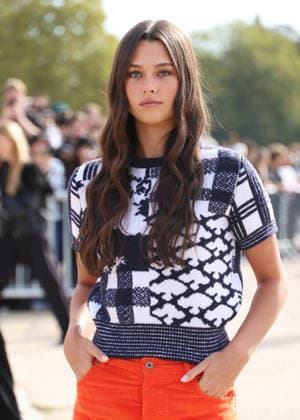 Beau Gadsdon arrives at the Loewe Women’s Ready-to-Wear Spring Summer 2027 show during Paris Fashion Week (PFW) on the Esplanade Saint-Louis in Paris, France, on October 2, 2026. Denis Guignebourg, Bestimage. Arrivals at the Loewe Women’s Ready-to-Wear Spring Summer 2027 show as part of Paris Fashion Week on October 2, 2026, in Paris, France. Paris, France Copyright: xDenisxGuignebourgx xBestimagexDenisxGuignebourgx xBestimagex