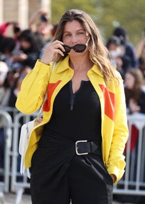 Laetitia Casta arrives at the Loewe Women’s Ready-to-Wear Spring Summer 2027 show during Paris Fashion Week (PFW) on the Esplanade Saint-Louis in Paris, France, on October 2, 2026. Denis Guignebourg, Bestimage. Arrivals at the Loewe Women’s Spring Summer 2027 Ready-to-Wear show as part of Paris Fashion Week on October 2, 2026, in Paris, France. Paris, France  Copyright: xDenisxGuignebourgx xBestimagexDenisxGuignebourgx xBestimagex