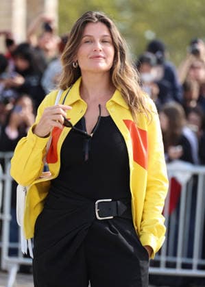 Laetitia Casta arrives at the Loewe Women’s Ready-to-Wear Spring Summer 2027 show during Paris Fashion Week (PFW) on the Esplanade Saint-Louis in Paris, France, on October 2, 2026. Denis Guignebourg, Bestimage. Arrivals at the Loewe Women’s Spring Summer 2027 Ready-to-Wear show as part of Paris Fashion Week on October 2, 2026, in Paris, France. Paris, France  Copyright: xDenisxGuignebourgx xBestimagexDenisxGuignebourgx xBestimagex