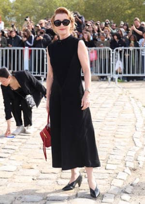 Lesley Manville arrives at the Loewe Women s Ready-to-Wear Spring Summer 2027 show during Paris Fashion Week (PFW) on the Esplanade Saint-Louis in Paris, France, on October 2, 2026. Denis Guignebourg, Bestimage. Arrivals at the Loewe Women’s Ready-to-Wear Spring Summer 2027 show as part of Paris Fashion Week on October 2, 2026, in Paris, France. Paris, France  Copyright: xDenisxGuignebourgx xBestimagexDenisxGuignebourgx xBestimagex