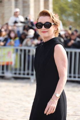 Lesley Manville arrives at the Loewe Women s Ready-to-Wear Spring Summer 2027 show during Paris Fashion Week (PFW) on the Esplanade Saint-Louis in Paris, France, on October 2, 2026. Denis Guignebourg, Bestimage. Arrivals at the Loewe Women’s Ready-to-Wear Spring Summer 2027 show as part of Paris Fashion Week on October 2, 2026, in Paris, France. Paris, France  Copyright: xDenisxGuignebourgx xBestimagexDenisxGuignebourgx xBestimagex